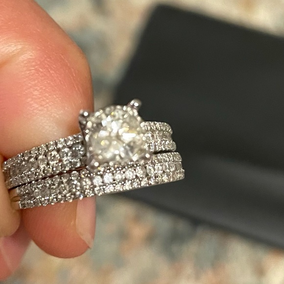 I’m selling my wedding ring just because I need money. - Picture 6 of 10